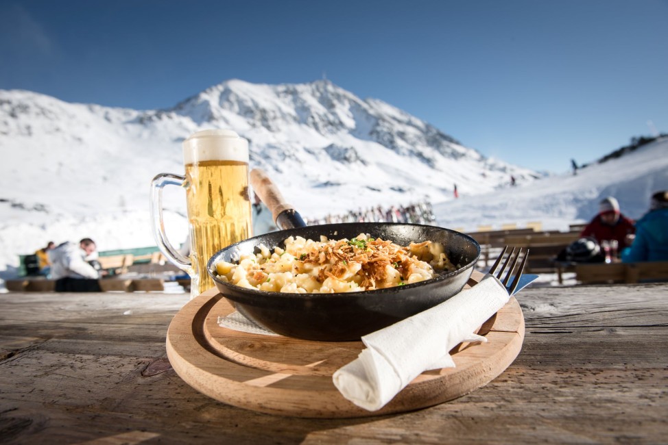 Salzburger Kulinarik in Obertauern mit Käsespätzle und einem Glas Bier ©TVB_Obertauern/Christian Schartner