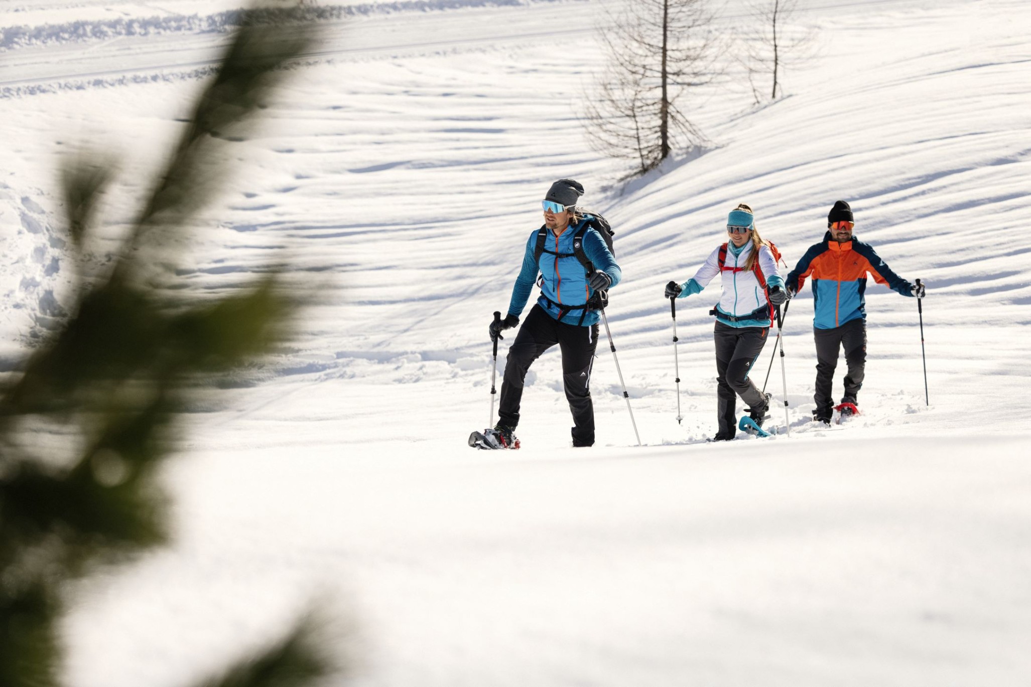 Drei Personen wandern mit Schneeschuhen durch eine verschneite Landschaft in Obertauern. ©TVB_Obertauern 
