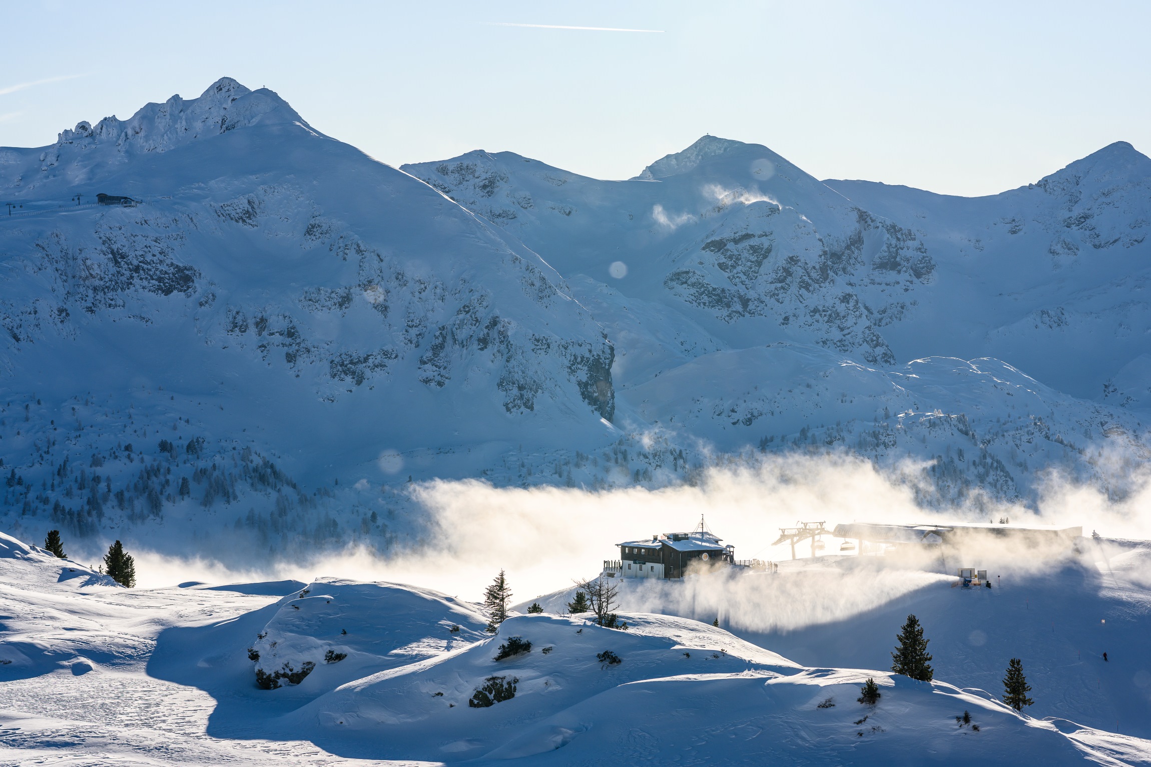 Winterliches Panorama von Obertauern mit Bergkulisse, Skigebiet und verschneiter Bergstation. ©TVB_Obertauern/Christian Schartner