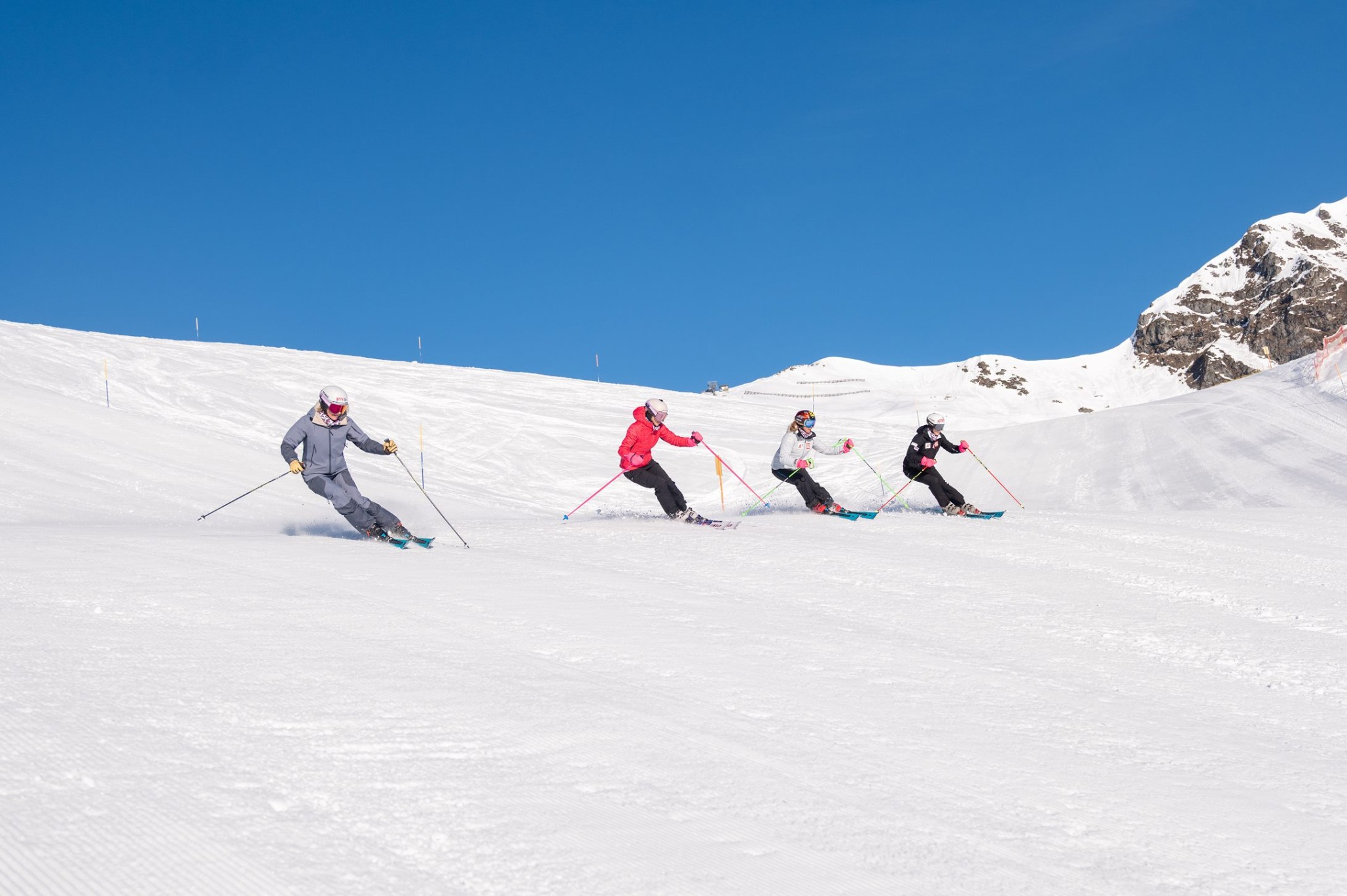 Vier Frauen fahren die Piste in Obertauern hinunter ©marcstickler