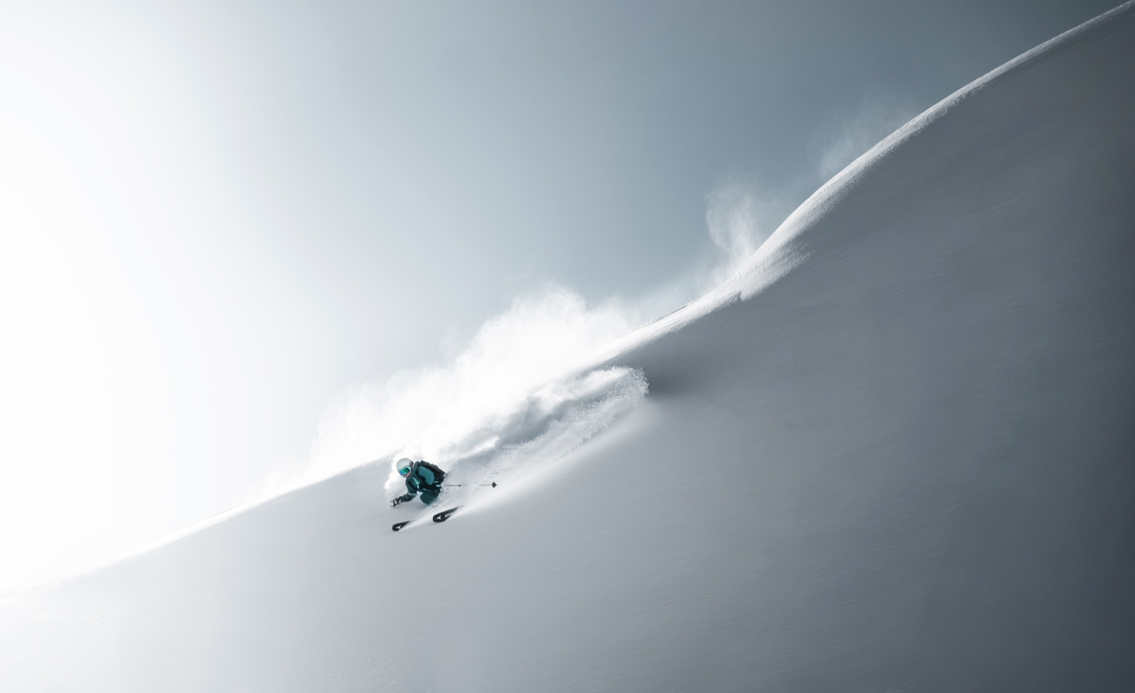 Skifahrer fährt eine steile, Tiefschnee Piste hinunter. ©TVB_Obertauern