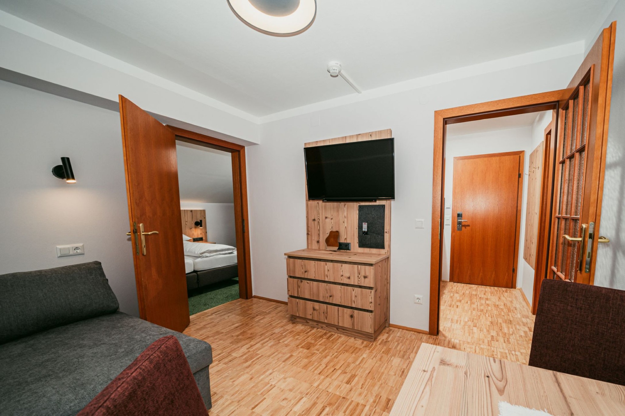 Wohnbereich mit Fernseher in der Ferienwohnung Typ A im Apparthotel Samson in Obertauern