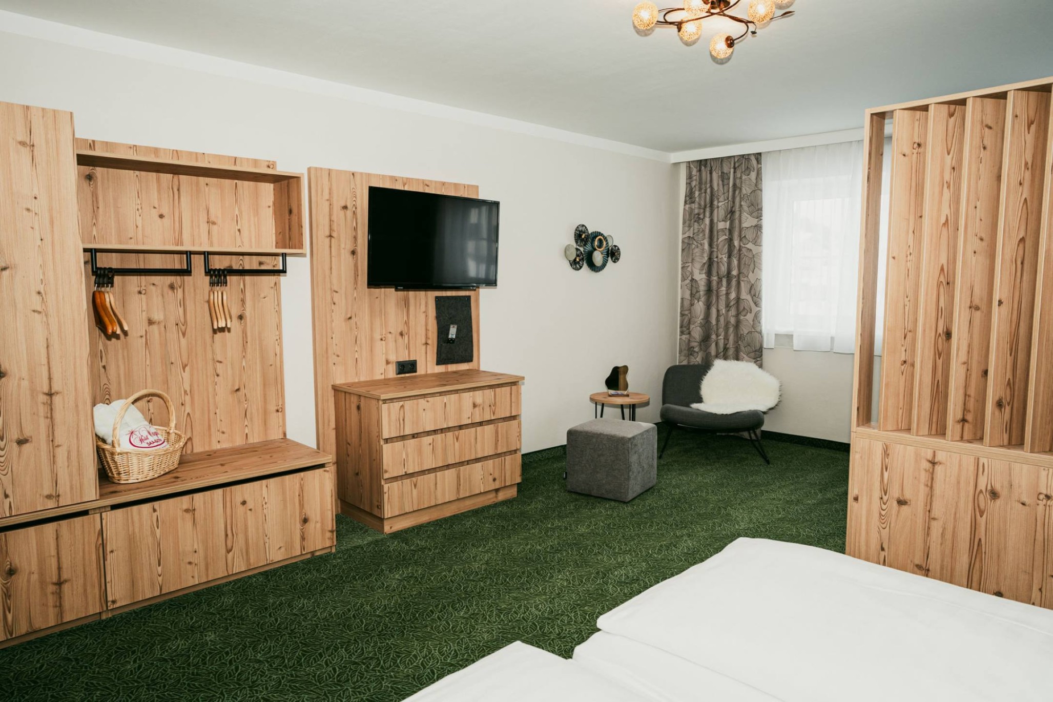 Modernes Zimmer mit heller Holzeinrichtung im Apparthotel Samson in Obertauern