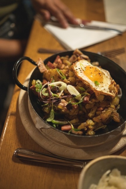 Bratkartoffeln mit Spiegelei und frischen Kräutern in einer Pfanne, Salzburger Kulinarik ©TVB_Obertauern