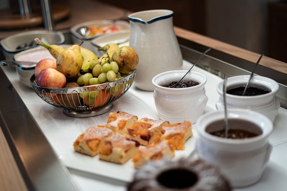 Obstkorb, Kuchen und Töpfe mit Marmelade am Buffet