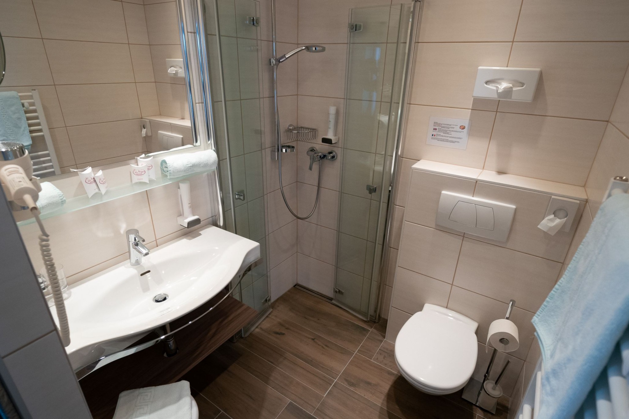 Kompaktes Badezimmer mit Dusche, Waschbecken und Toilette in modernem Design