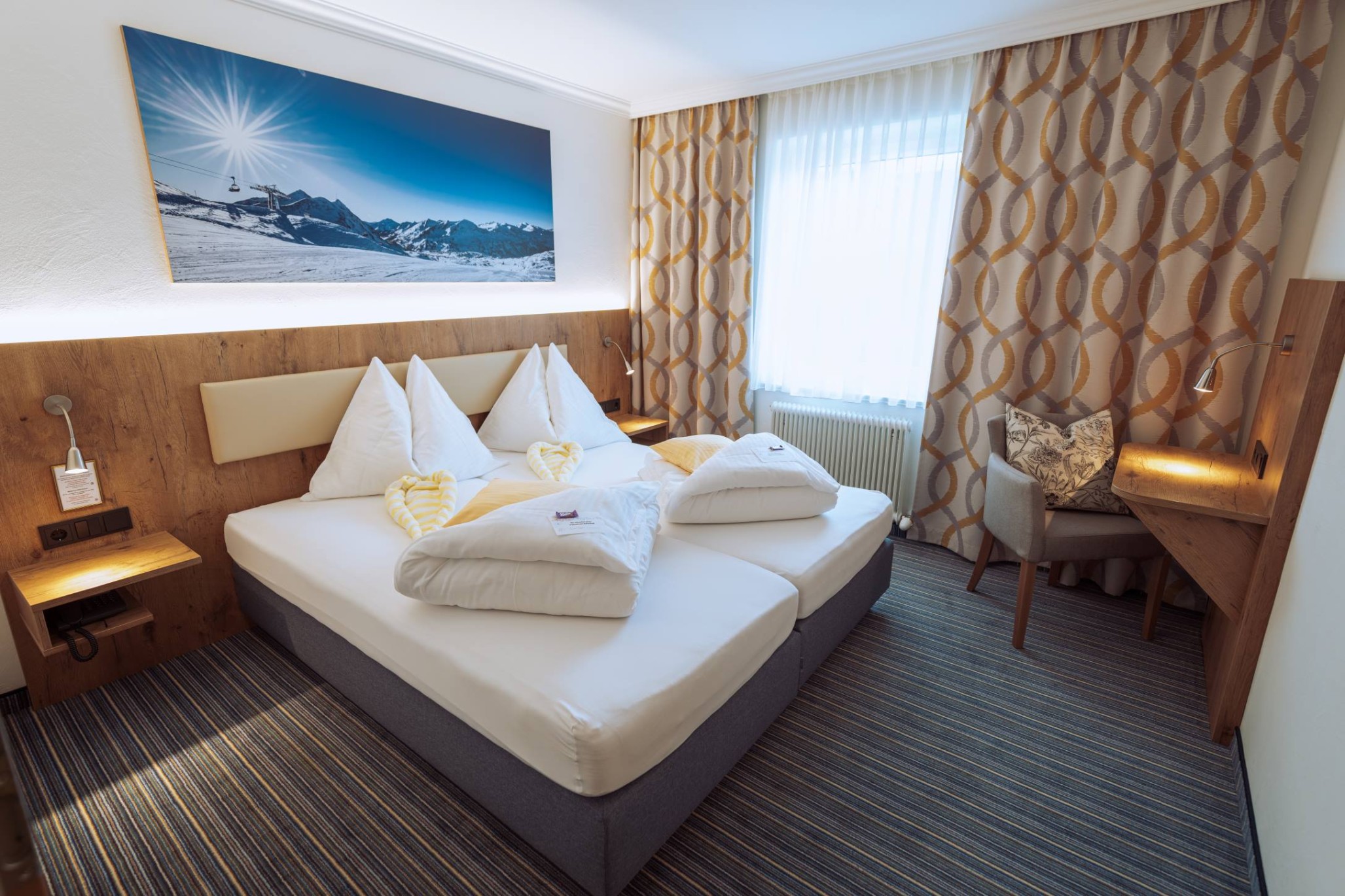 Gemütliches Doppelzimmer im Hotel Wagner in Obertauern mit Blick auf die Berge und hellem Ambiente