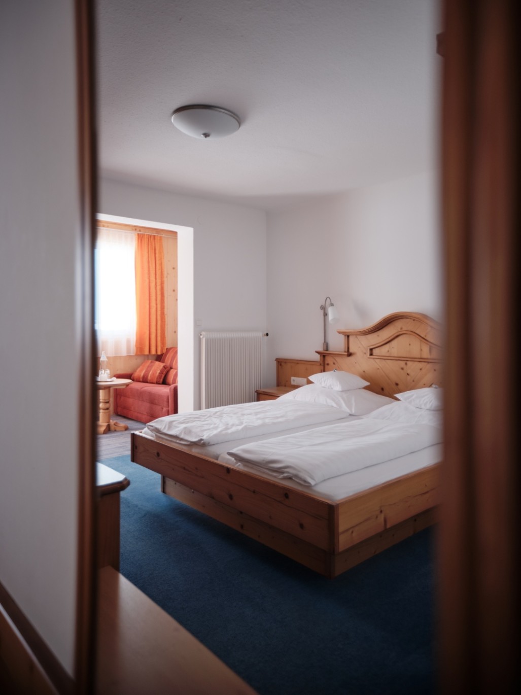 Ein gemütliches Hotelzimmer mit Holzmöbeln und einem bequemen Doppelbett