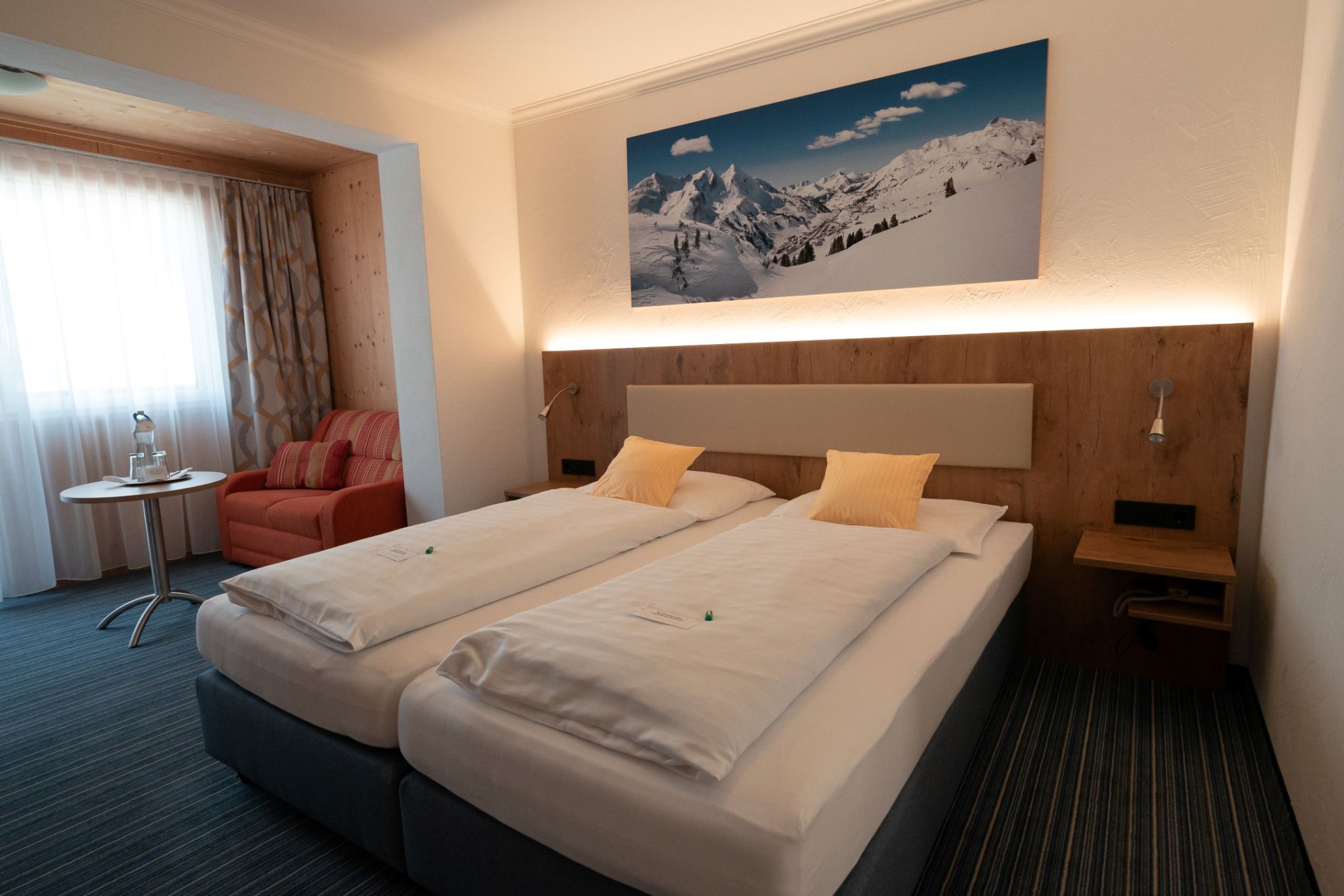 Helles Hotelzimmer mit einem Doppelbett