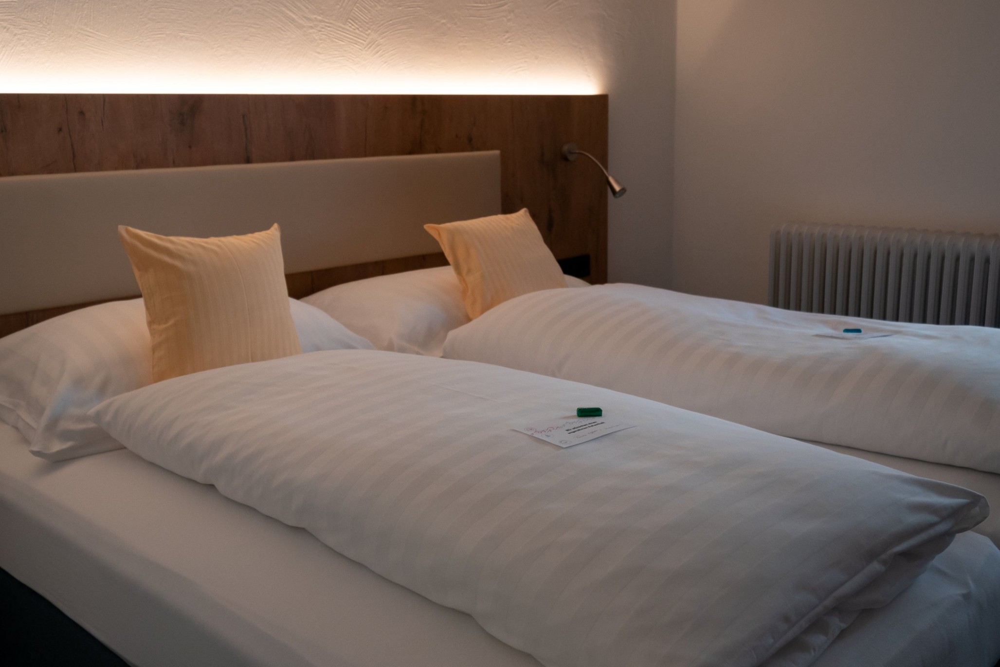 gemütliches Doppelbett in einem modernen Schlafzimmer