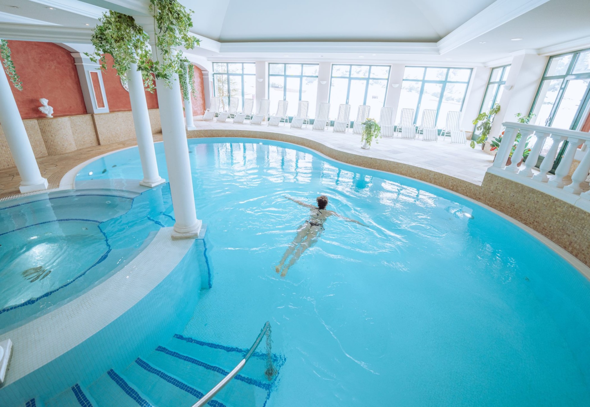 Panorama des großezügigen Innenpools im Hotel Wagner.