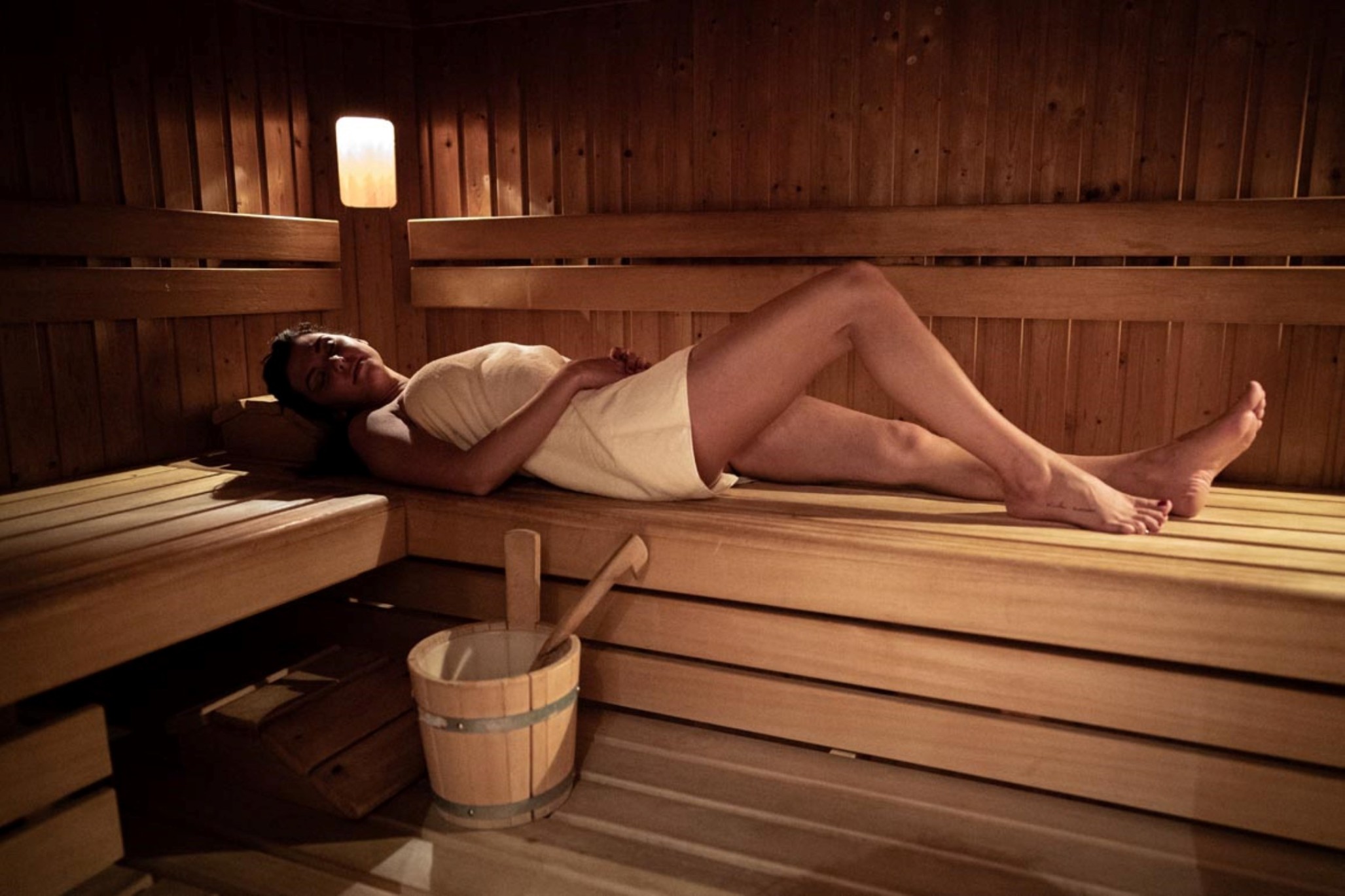 Frau entspannt in der Sauna im Apparthotel Samson in Obertauern